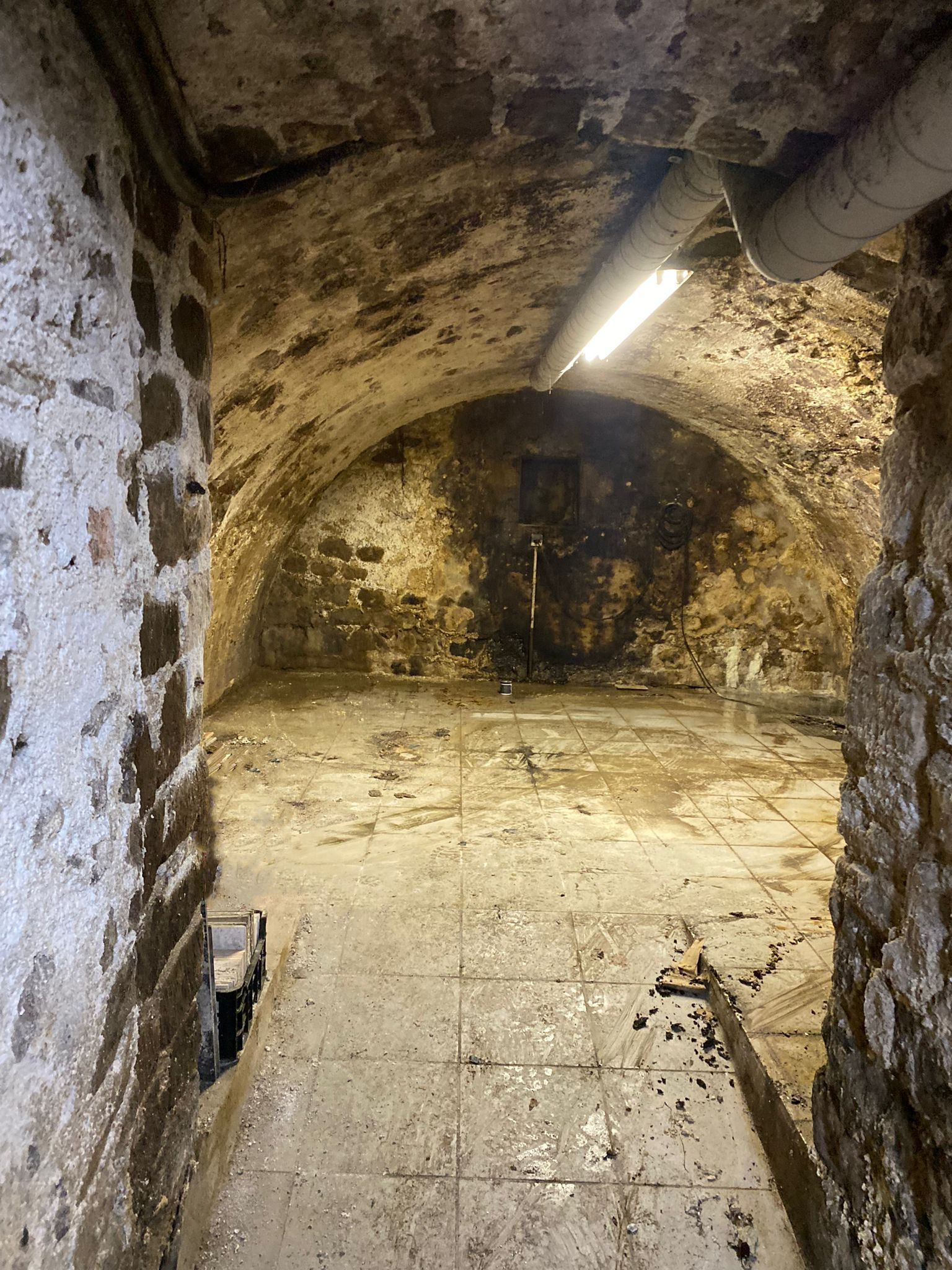 Cave humide avant traitement BatiHumi